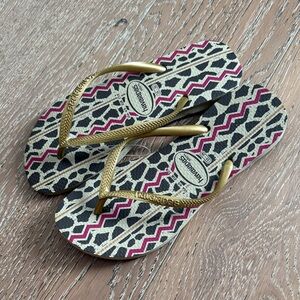 Havaianas Women's Gold and Black Patterned Sandals
